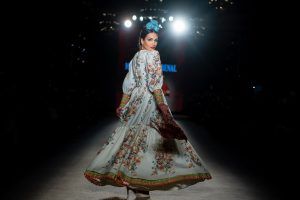 Apoteósica vuelta a la pasarela de la moda flamenca de la mano de We Love Flamenco. Mercedes Dobenal: ‘Mantonera’. Foto: Aníbal González© - Gastronomía y Moda