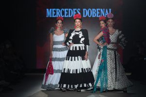 Apoteósica vuelta a la pasarela de la moda flamenca de la mano de We Love Flamenco. Mercedes Dobenal: ‘Mantonera’. Foto: Aníbal González© - Gastronomía y Moda