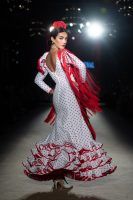 Apoteósica vuelta a la pasarela de la moda flamenca de la mano de We Love Flamenco. Mercedes Dobenal: ‘Mantonera’. Foto: Aníbal González© - Gastronomía y Moda