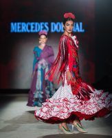 Apoteósica vuelta a la pasarela de la moda flamenca de la mano de We Love Flamenco. Mercedes Dobenal: ‘Mantonera’. Foto: Aníbal González© - Gastronomía y Moda