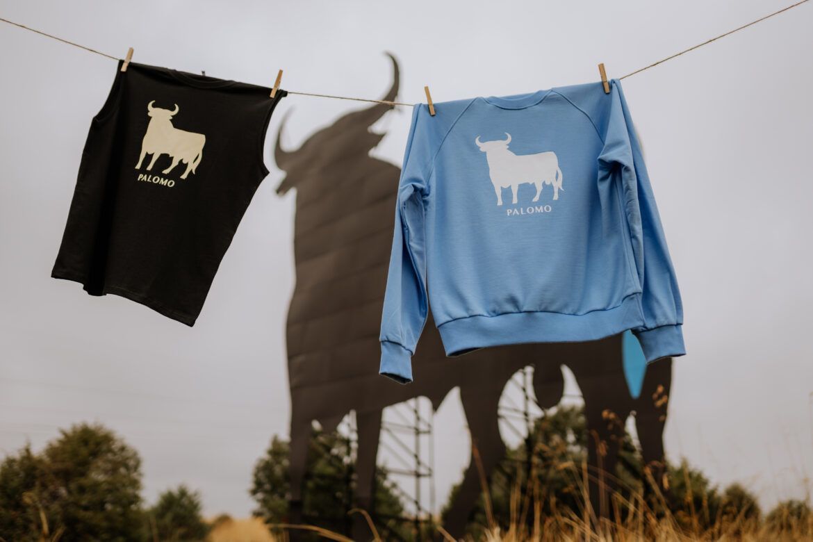 El Toro de Osborne, plasmada en una edición limitada de moda por Palomo Spain - Gastronomía y Moda