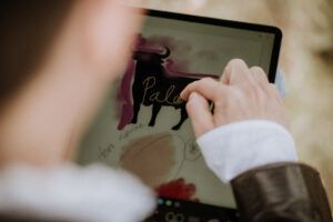 El Toro de Osborne, plasmada en una edición limitada de moda por Palomo Spain - Gastronomía y Moda