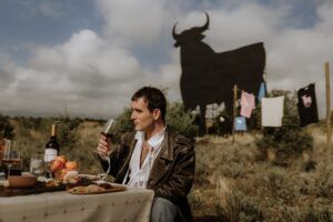 El Toro de Osborne, plasmada en una edición limitada de moda por Palomo Spain - Gastronomía y Moda