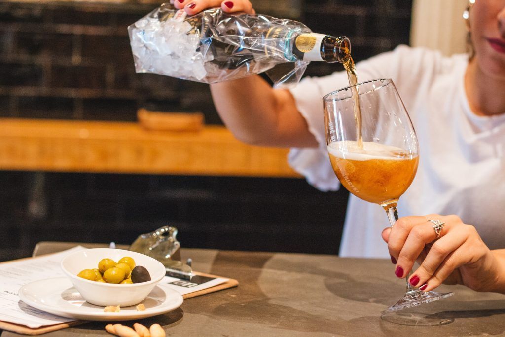 Cruzcampo, al lado del sector hostelero frente al COVID19 Día Internacional de la Cerveza: Ovejas negras Tapas - la cerveza más fría en Sevilla - Gastronomía y Moda