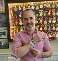Éxito de la campaña con las pulseras del Gran Visir de la Cabalgata de Sevilla 2024 - Gastronomía y Moda