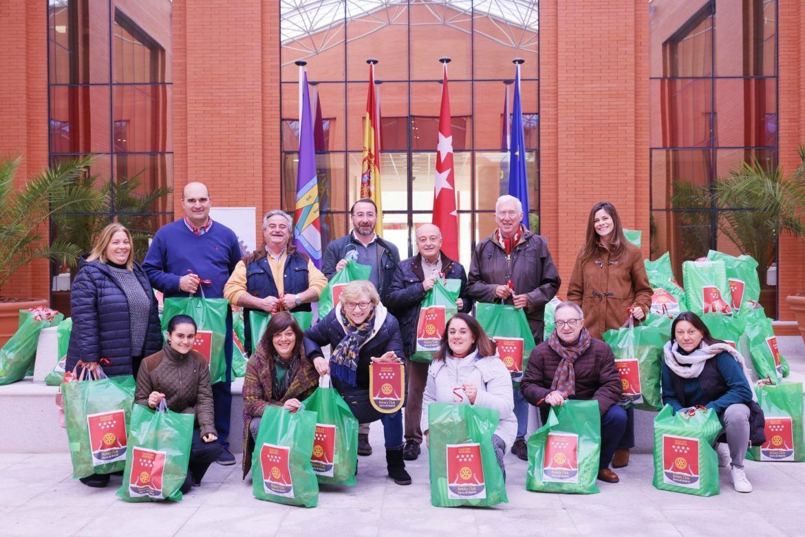 Rotary Club Sierra de Madrid entrega los regalos de los Pajes Mágicos para niños de Colmenar Viejo - Gastronomía y Moda