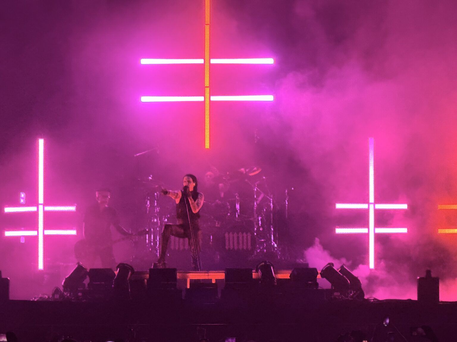 Marilyn Manson pone contra las cuerdas al calor y al Mundial en su estreno en Icónica Santalucía Sevilla Fest - Gastronomía y Moda