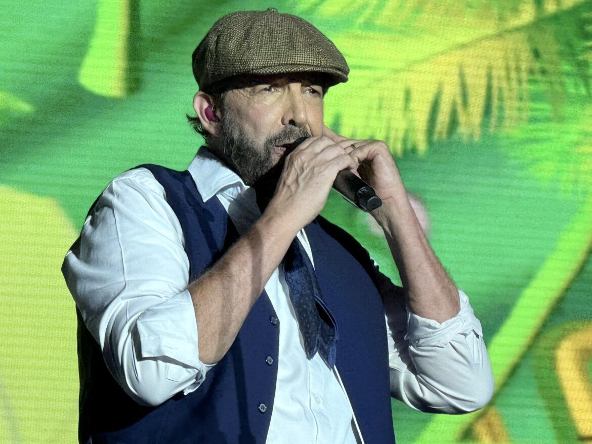 Juan Luis Guerra vuelve a Sevilla para llenar la Plaza de España: mucho baile y una lección de oficio - Gastronomía y Moda
