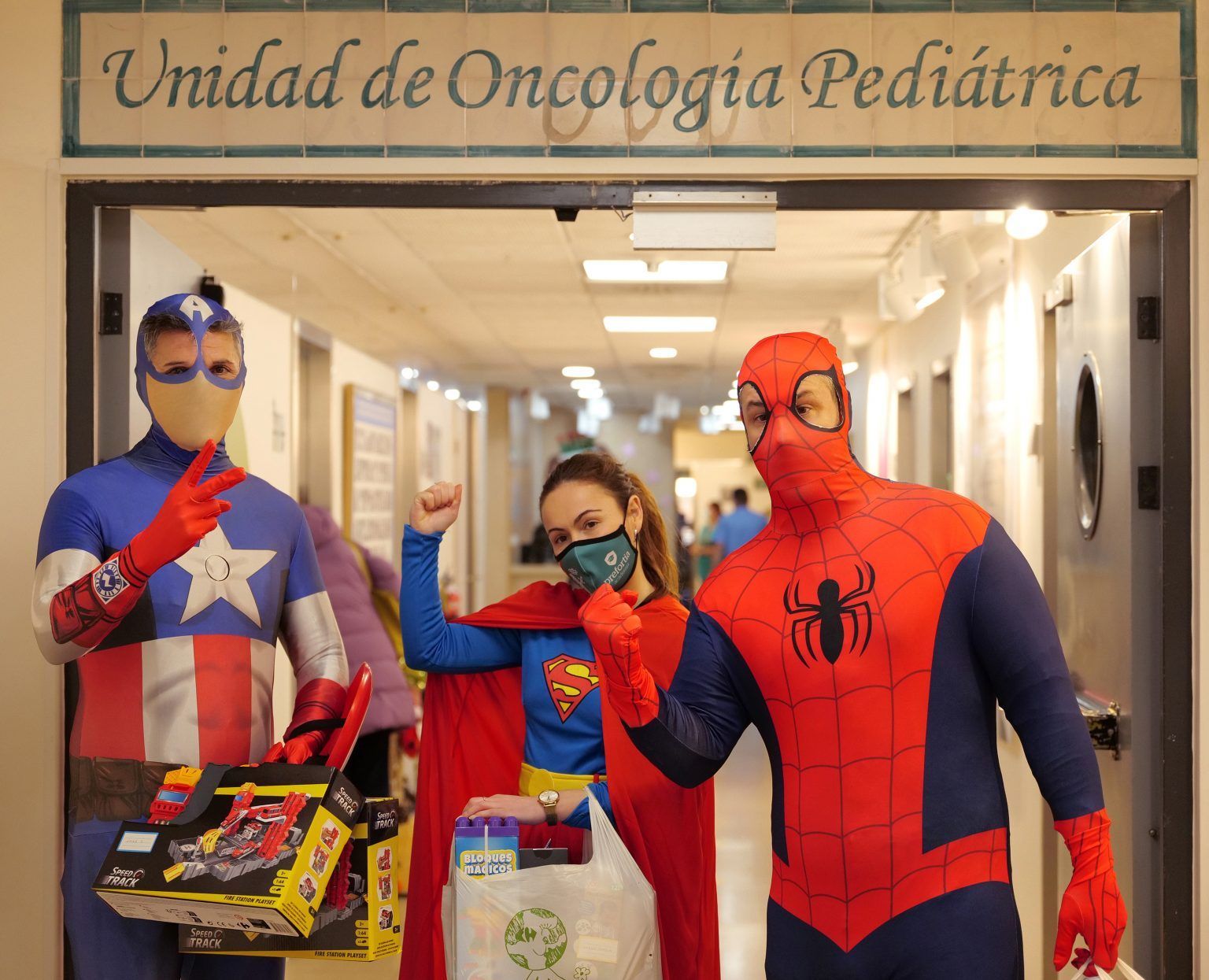 Grupo Prefor Formación entrega juguetes y regalos a los niños hospitalizados del Hospital Virgen del Rocío y a los niños del Centro de Estimulación Precoz Buen Fin - Gastronomía y Moda