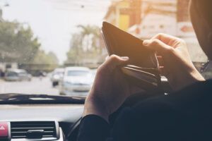 Los hábitos al volante que están vaciando tu bolsillo durante la cuesta de enero - Gastronomía y Moda