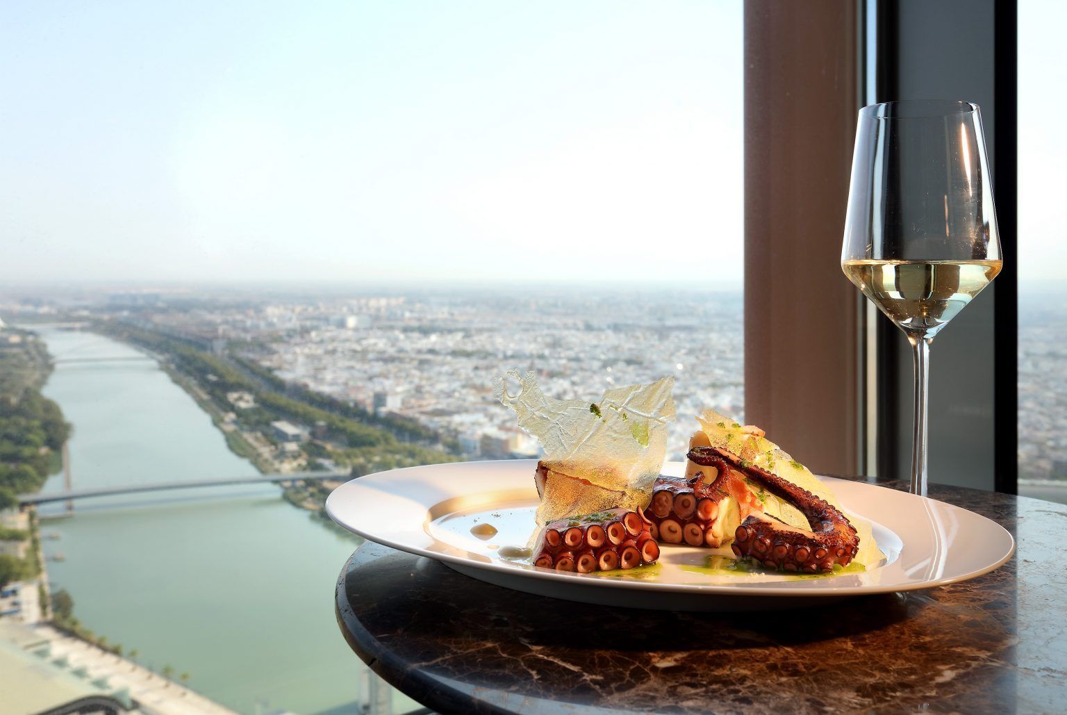 PROMOCIÓN YA FINALIZADA. “Ven a cenar y te invitamos a dormir”: Un nuevo guiño del Eurostars Torre Sevilla 5* a los sevillanos “Ven a cenar y te invitamos a dormir”: Un nuevo guiño del Eurostars Torre Sevilla 5* a los sevillanos - Gastronomía y Moda