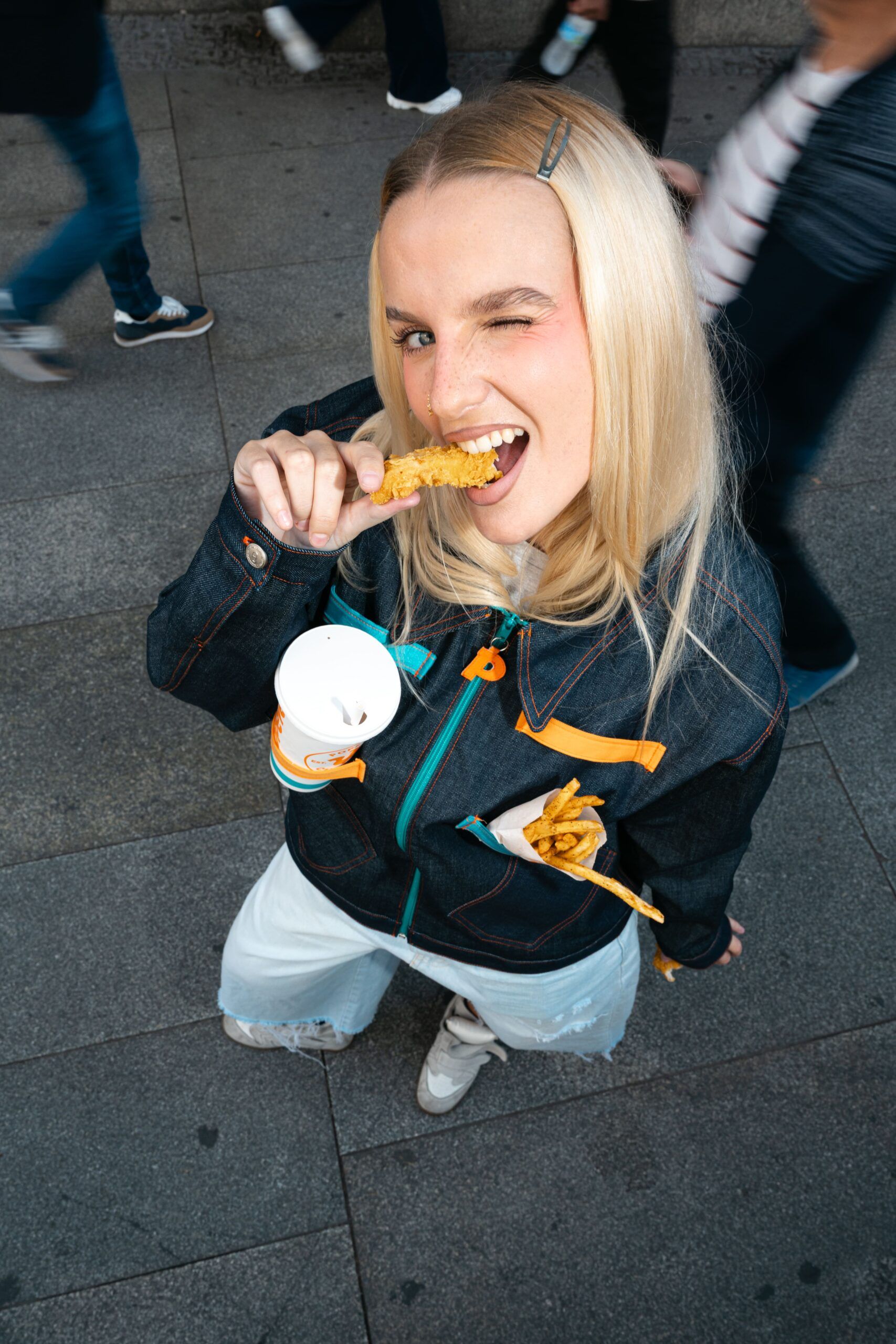 Popeyes lleva la comida para llevar al mundo de la moda con tres chaquetas exclusivas diseñadas por SkyShu - Gastronomía y Moda