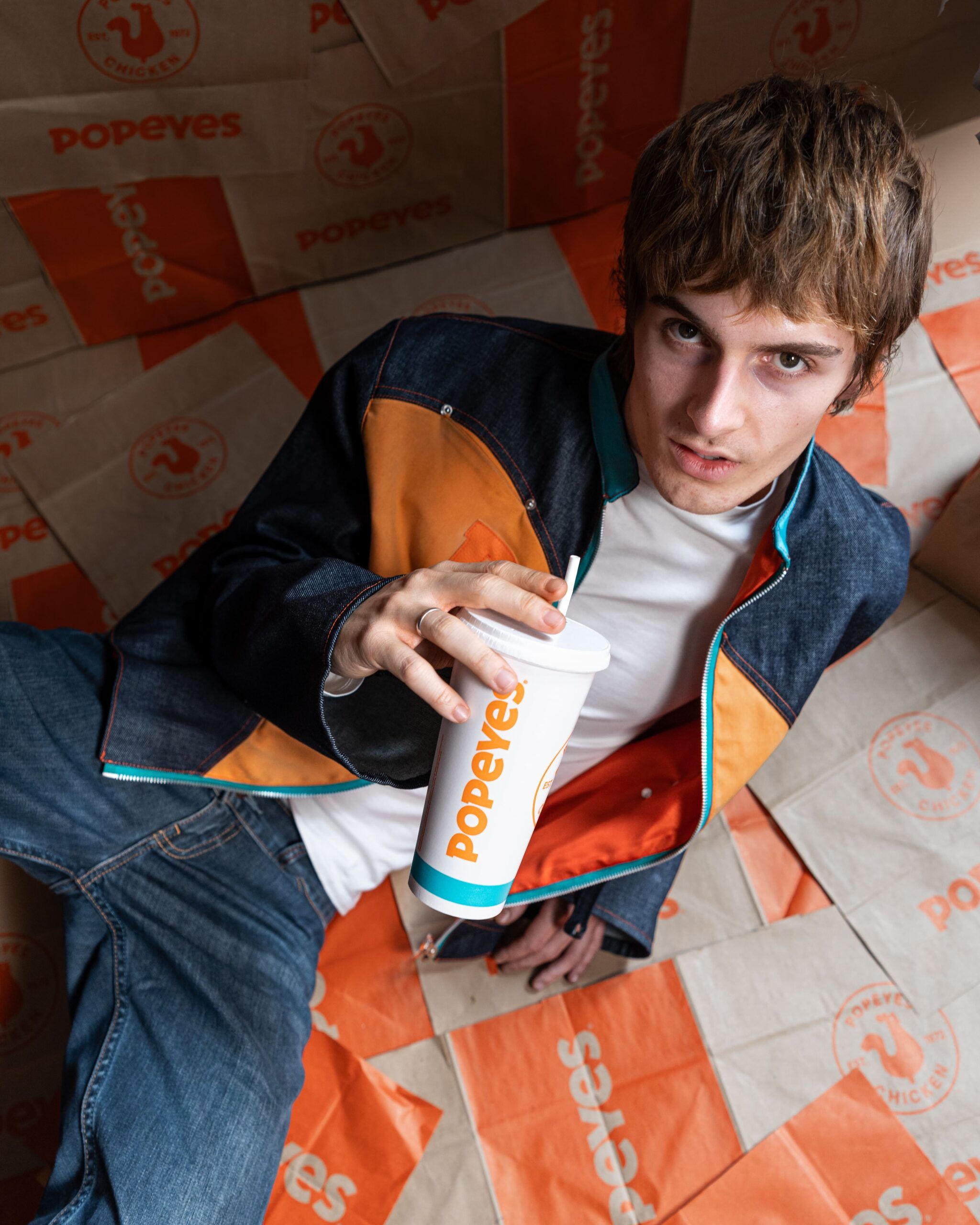 Popeyes lleva la comida para llevar al mundo de la moda con tres chaquetas exclusivas diseñadas por SkyShu - Gastronomía y Moda