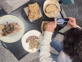 Sevilla descubre los desayunos más potentes del momento: cuchillo, tenedor y sabor sin concesiones - Gastronomía y Moda