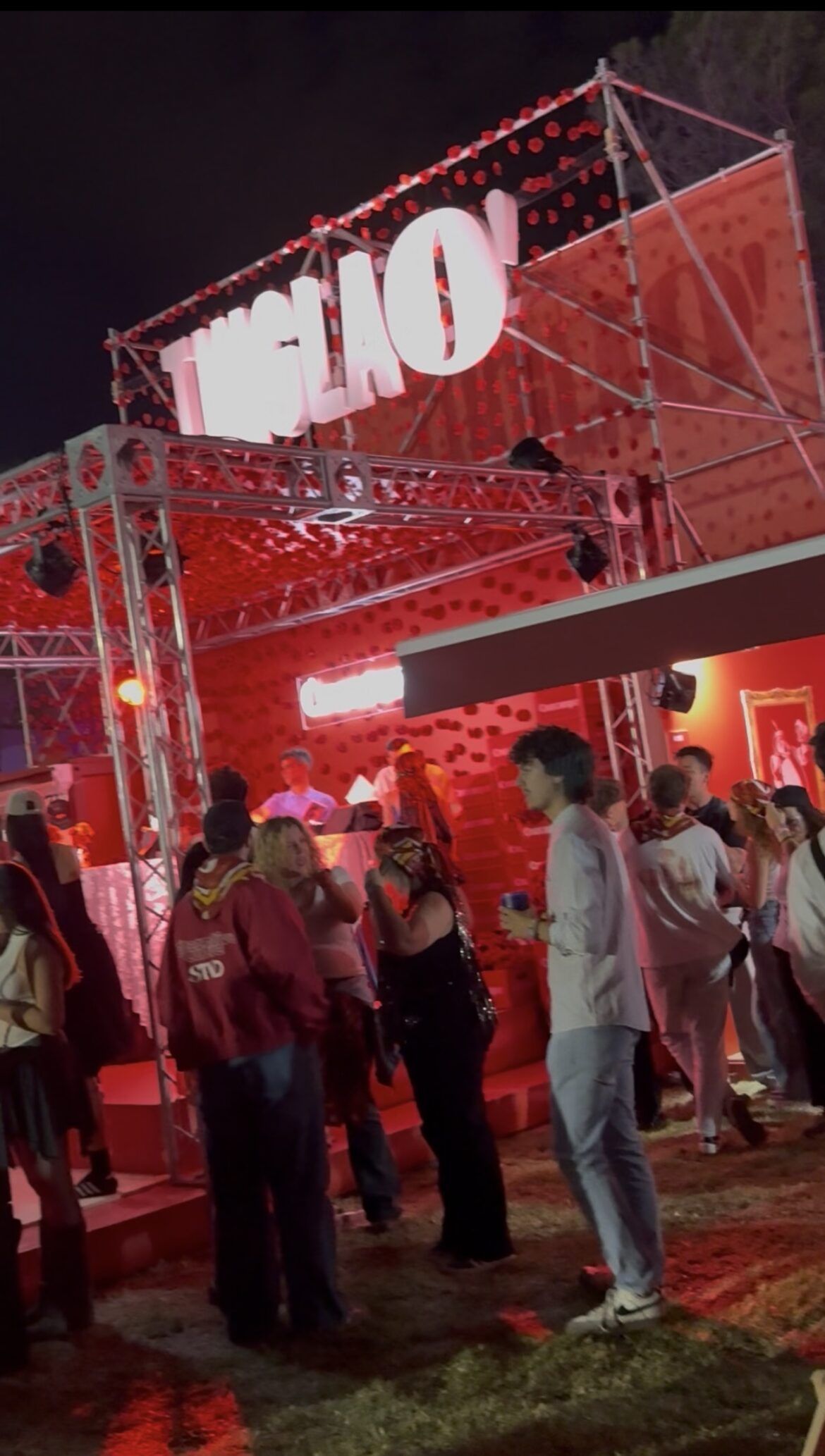 Carmen Avilés irrumpe en Interestelar Sevilla con el Tinglao’ de Cruzcampo - Gastronomía y Moda