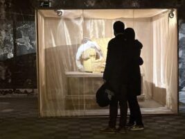 Mónica Mays interviene Matadero Madrid con Pulgar, una escultura expandida sobre memoria y materia - Gastronomía y Moda