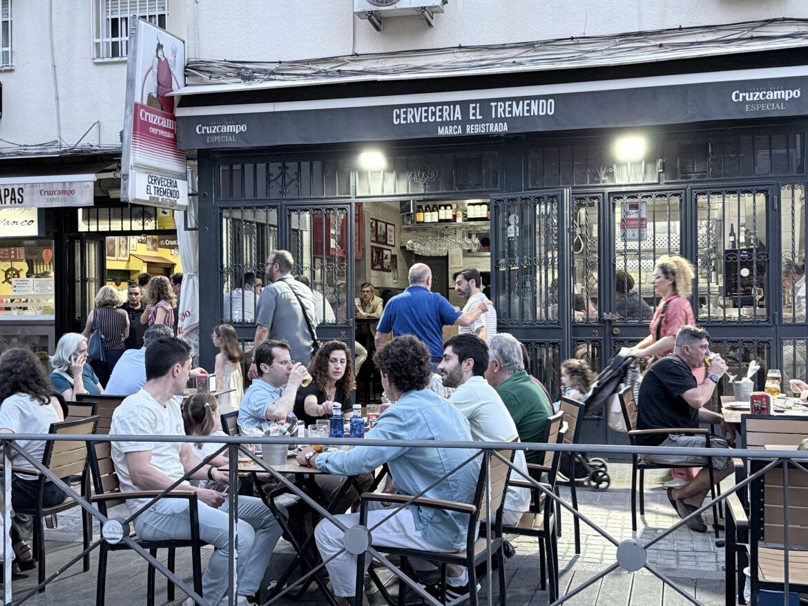 Paco Garnés, el último romántico de la hostelería sevillana, se despide de El Tremendo - Gastronomía y Moda