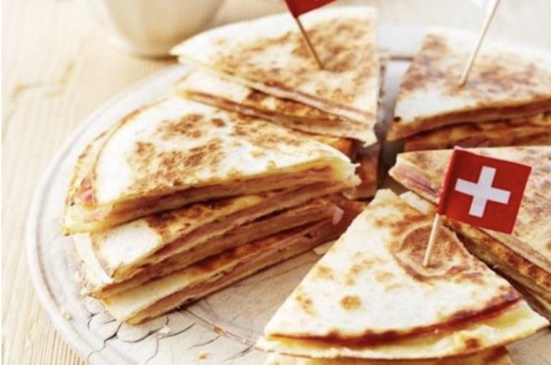 El Emmentaler AOP, el queso suizo para experimentar con 3 recetas de cocina fusión  - Gastronomía y Moda