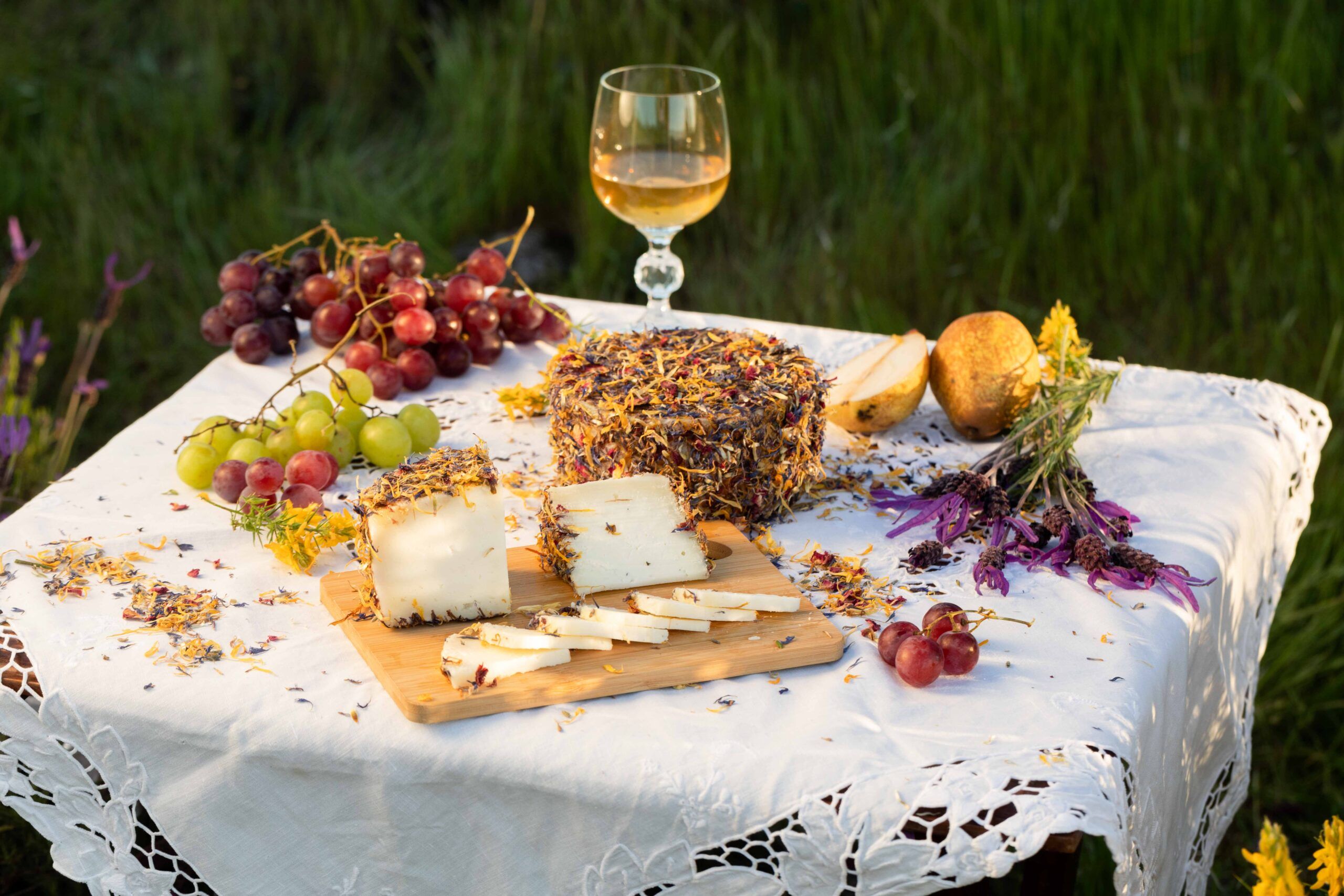 CorSevilla lanza un queso curado de cabra con flores de la dehesa que ya conquista premios en Andalucía - Gastronomía y Moda