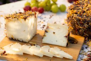 CorSevilla lanza un queso curado de cabra con flores de la dehesa que ya conquista premios en Andalucía - Gastronomía y Moda
