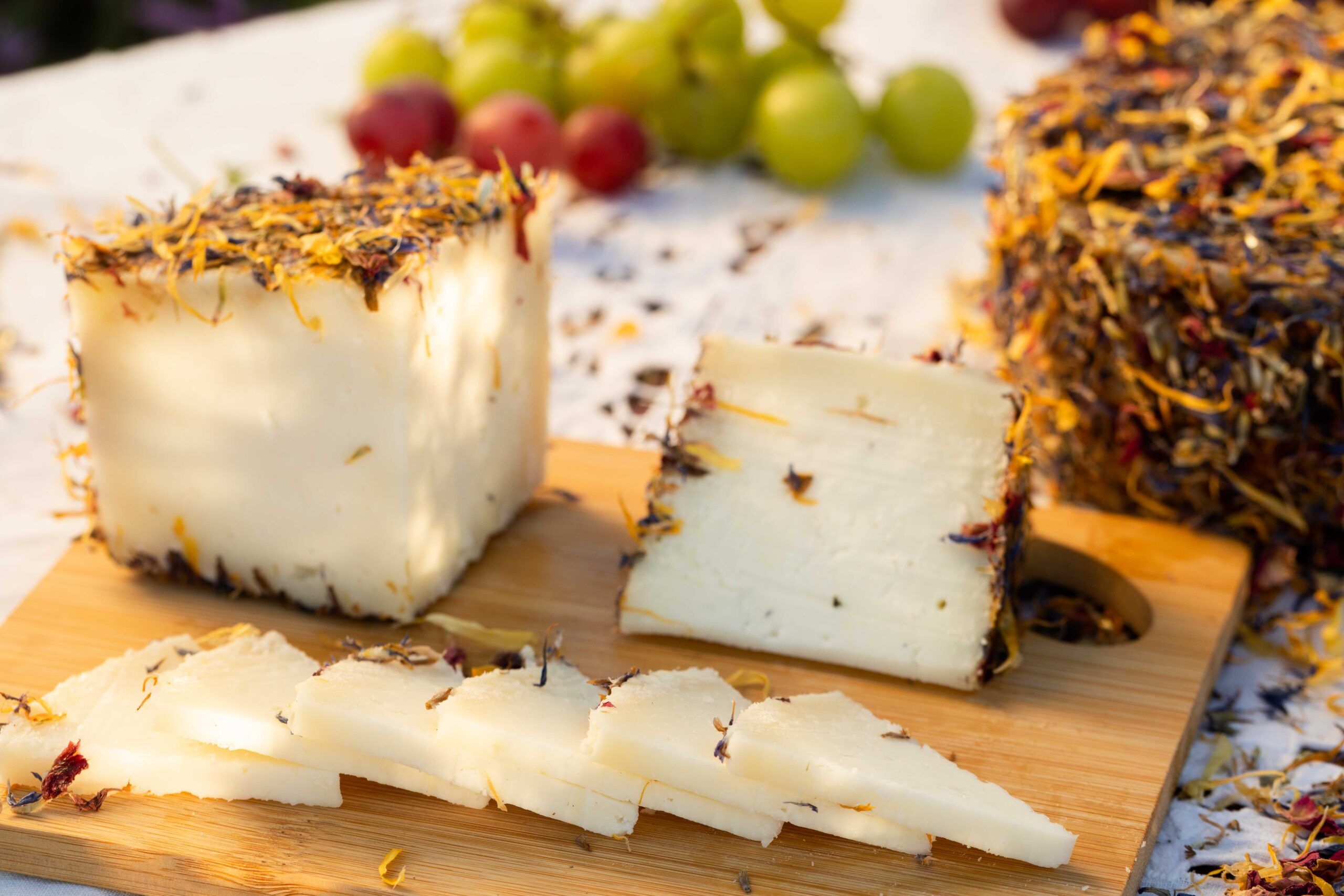 CorSevilla lanza un queso curado de cabra con flores de la dehesa que ya conquista premios en Andalucía - Gastronomía y Moda