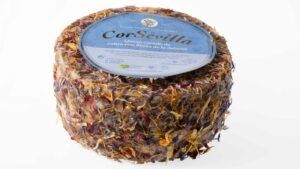 CorSevilla lanza un queso curado de cabra con flores de la dehesa que ya conquista premios en Andalucía - Gastronomía y Moda