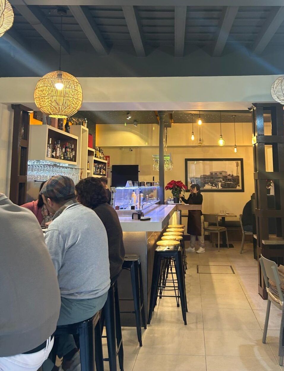 Rastrojo abre en el centro de Sevilla con una propuesta que reinterpreta la cocina tradicional - Gastronomía y Moda