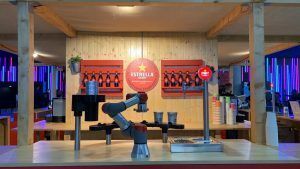 Damm presenta en el HIP 2022 el primer robot que trabaja de forma colaborativa - Gastronomía y Moda