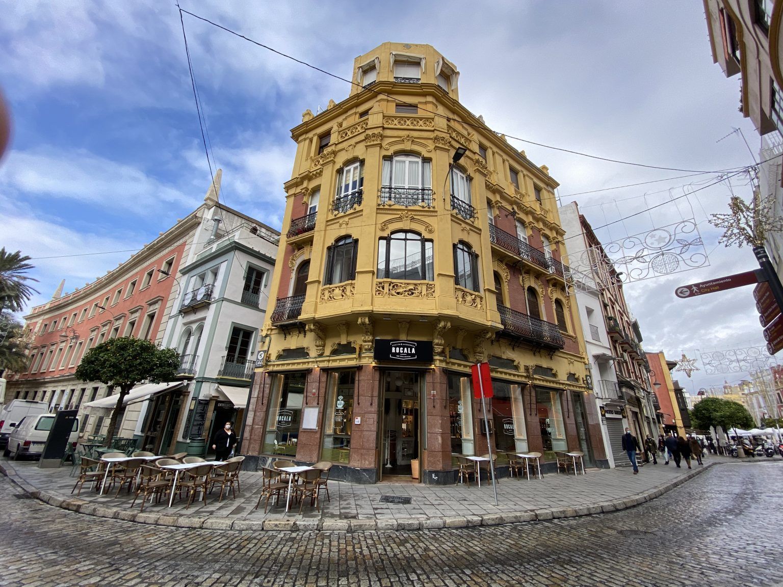 Rocala, el restaurante más ‘canalla’ de Grupo La Raza, abre de nuevo sus puertas en el centro de Sevilla Rocala, el restaurante más 'canalla' de Grupo La Raza, abre de nuevo sus puertas en el centro de Sevilla - Gastronomía y Moda