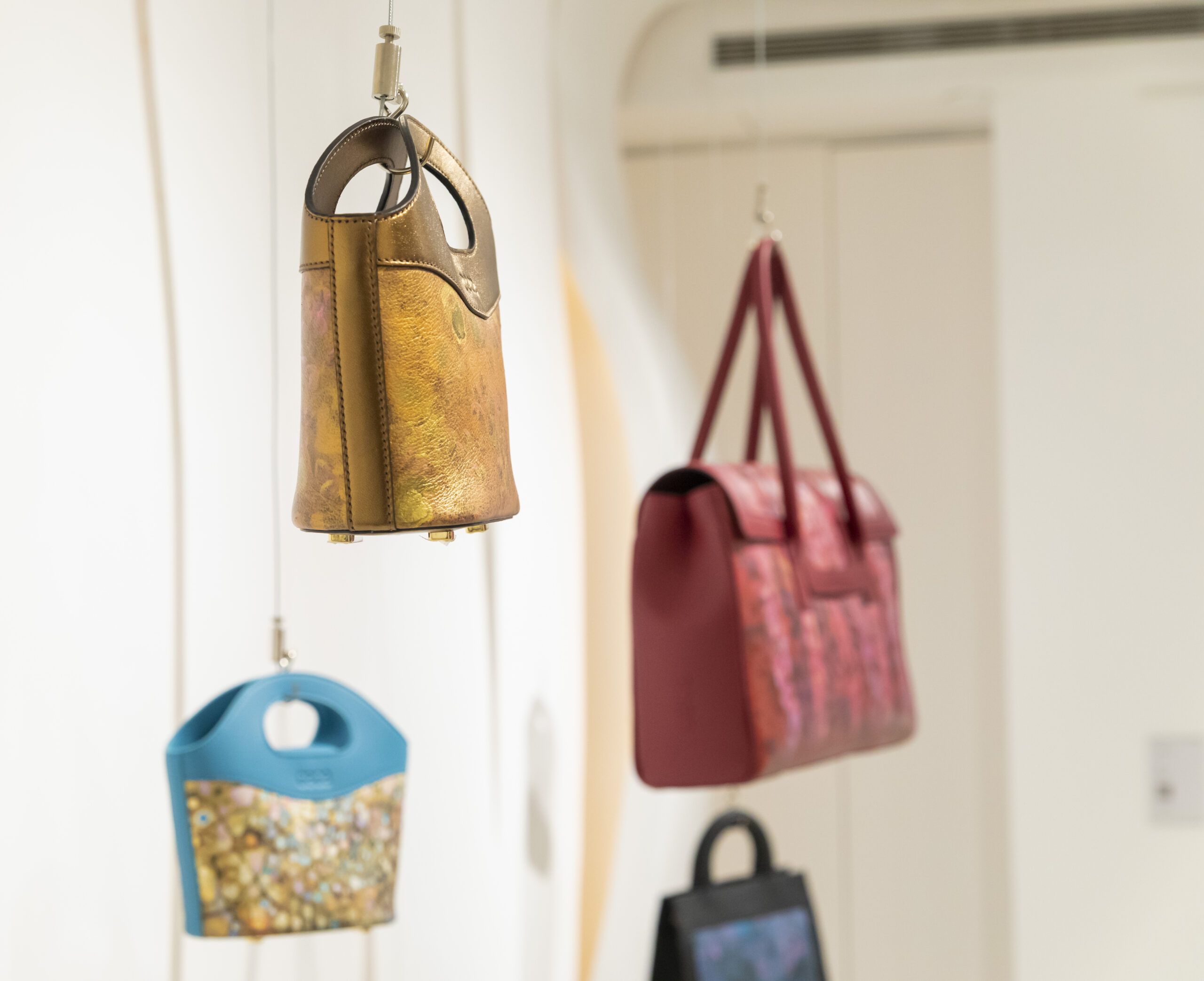 Ron Mills y OEOE Handbags, bolsos exlusivos pintados y diseñados con mucho arte - Gastronomía y Moda