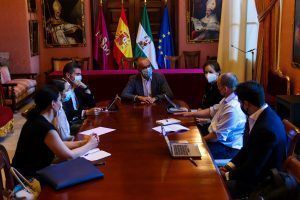 La aerolínea Ryanair garantiza al Ayuntamiento de Sevilla 44 rutas aéreas con el Aeropuerto de San Pablo hasta otoño - Gastronomía y Moda