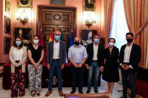 La aerolínea Ryanair garantiza al Ayuntamiento de Sevilla 44 rutas aéreas con el Aeropuerto de San Pablo hasta otoño - Gastronomía y Moda
