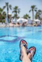 Tendencias de moda en la piscina: estilo y color para este verano