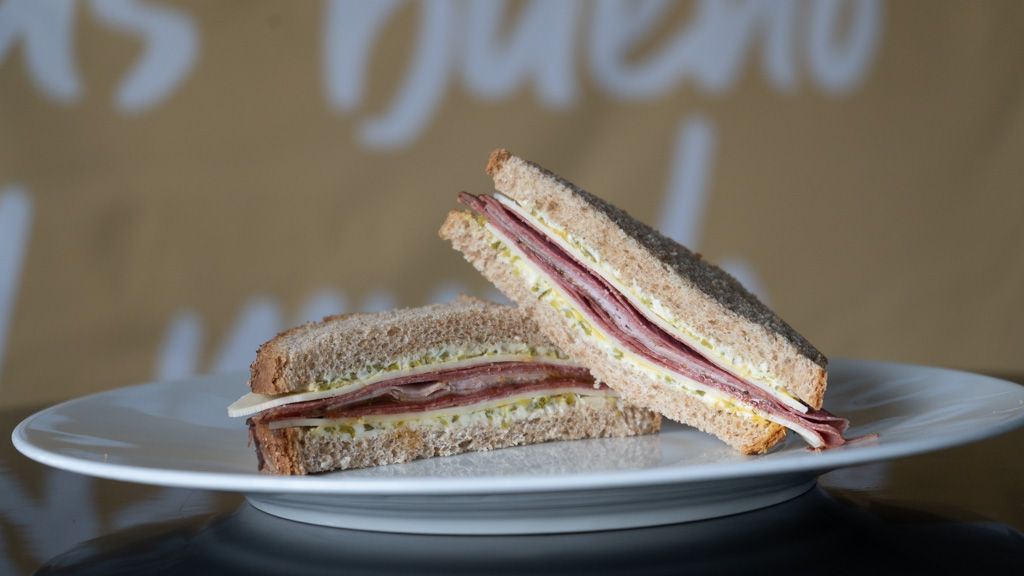 Pastrami, cítricos especiados y mantequilla de pepinillos: así es El sándwich más bueno del mundo - Gastronomía y Moda