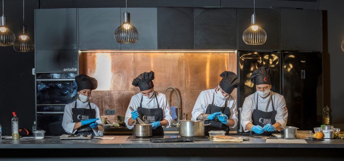 Nace Talento Cruzcampo, un programa social para generar oportunidades a jóvenes que quieran transformar la hostelería - Gastronomía y Moda