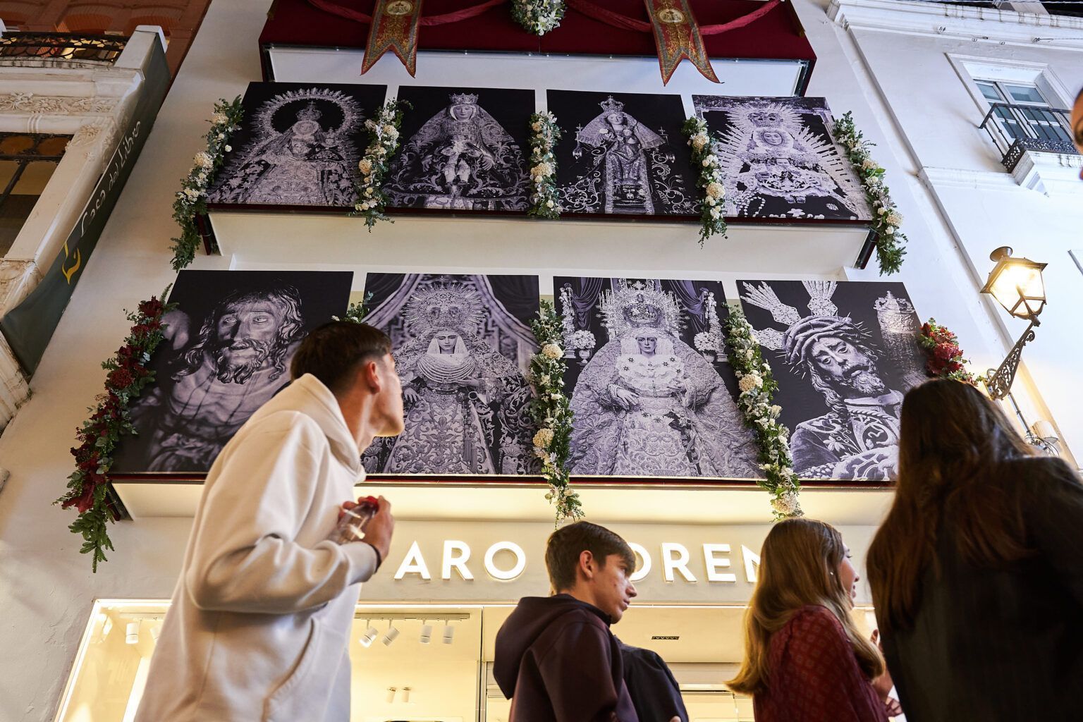 Álvaro Moreno engalana la fachada de su tienda de la calle Velázquez con motivo de la Procesión Magna de Sevilla Álvaro Moreno engalana la fachada de su tienda de la calle Velázquez con motivo de la Procesión Magna de Sevilla - Gastronomía y Moda