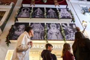 Álvaro Moreno engalana la fachada de su tienda de la calle Velázquez con motivo de la Procesión Magna de Sevilla - Gastronomía y Moda
