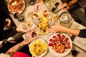 Taberna Los Gatos: un refugio de historia en el corazón de Madrid - Gastronomía y Moda