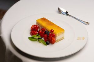 El hotel Alfonso XIII ratifica un año más su espíritu solidario con sus menús de Navidad a beneficio del Banco de Alimentos de Sevilla - Gastronomía y Moda