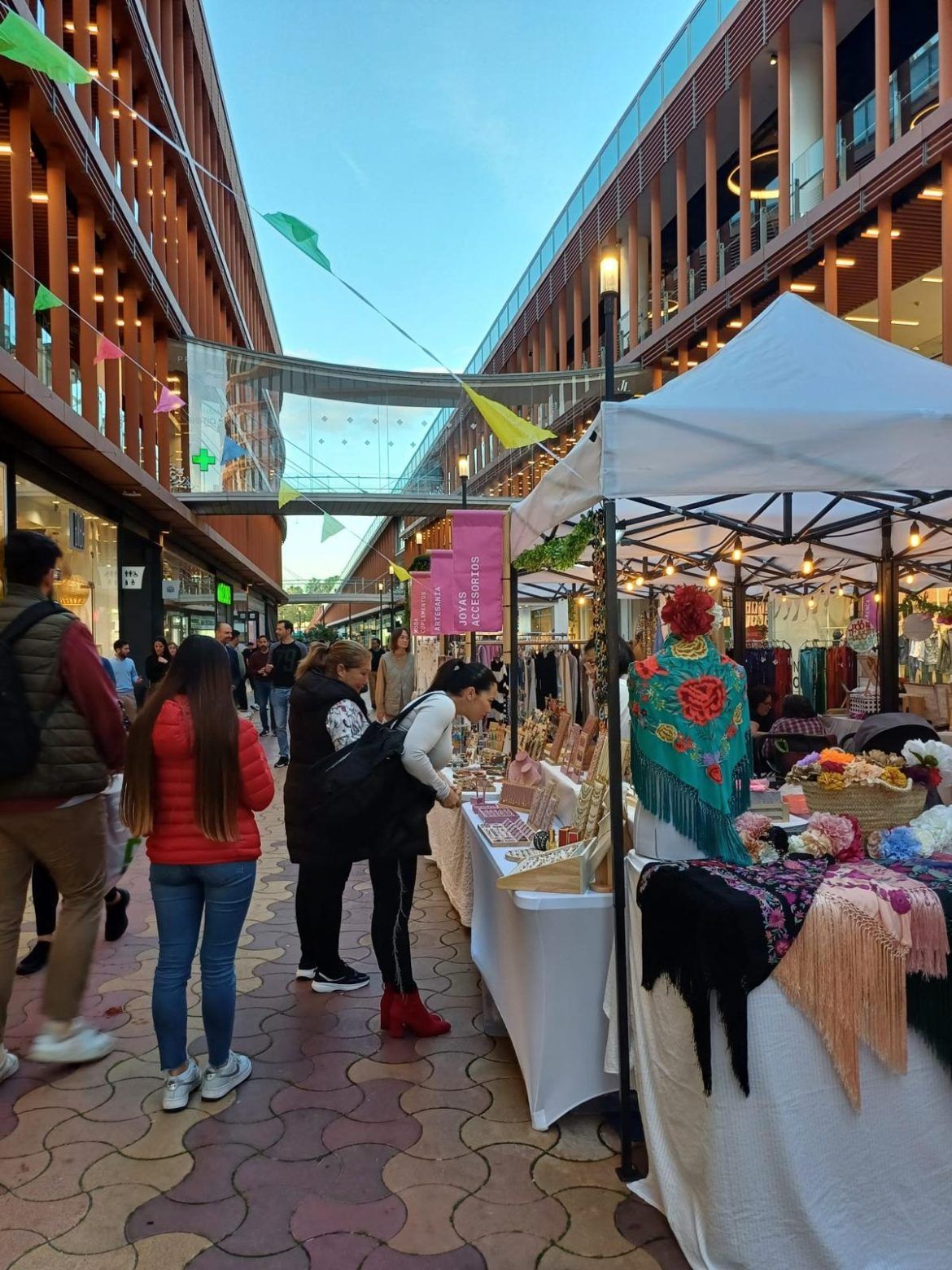 TORRE SEVILLA se viste para la Feria de Abril de Sevilla 2024 con una edición especial de su Pop-Up Market - Gastronomía y Moda