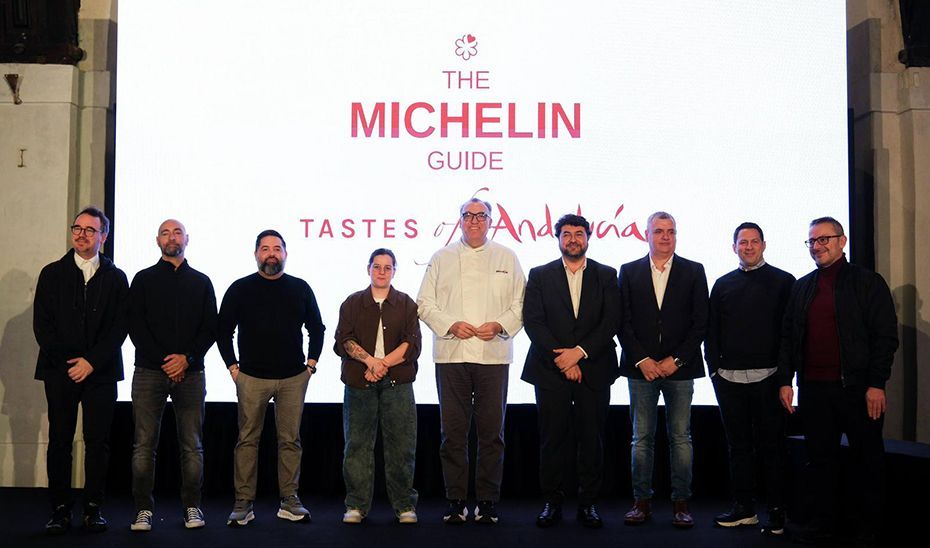 Turismo y Guía MICHELIN impulsan Tastes of Andalucía para proyectar la gastronomía andaluza al mundo El consejero de Turismo Arturo Bernal, en la foto de familia de la presentación de 'Tastes of Andalucía' - Gastronomía y Moda
