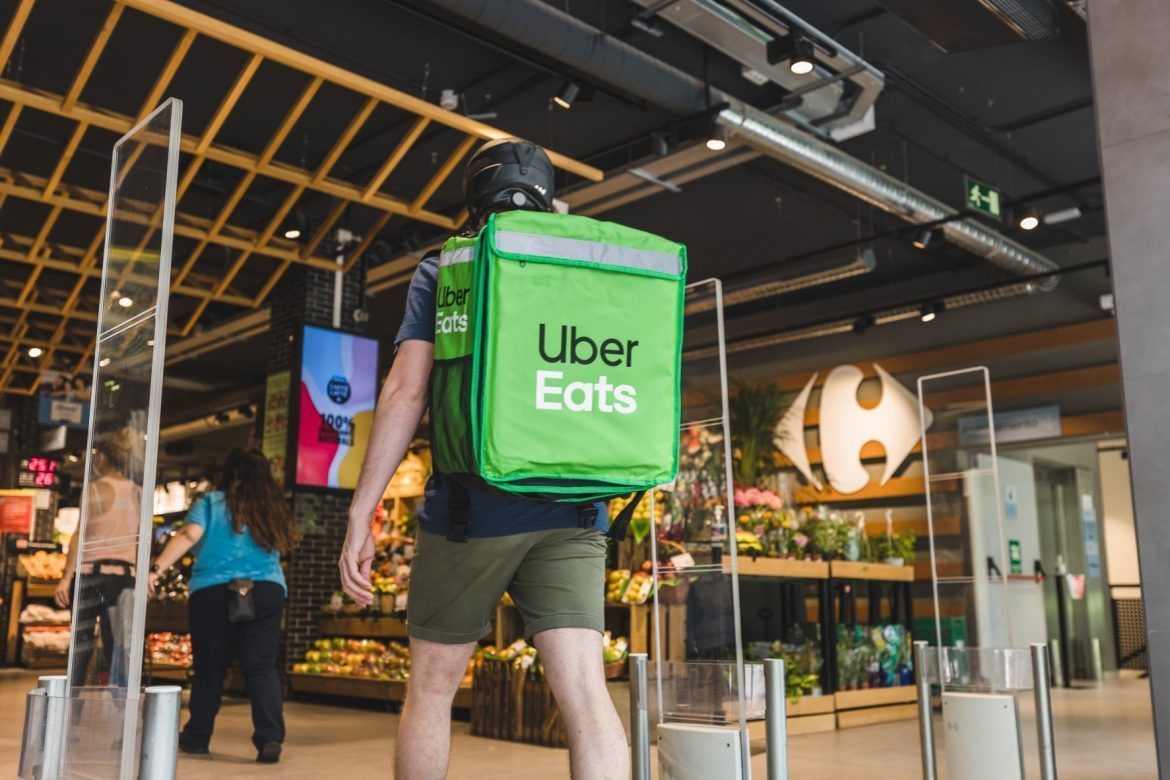 Carrefour y Uber Eats se asocian para llevar la compra a domicilio - Gastronomía y Moda