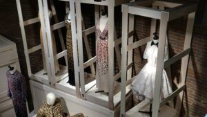 La “chica rara” de la moda española se revela en su retrospectiva: Ana Locking en la Sala Canal - Gastronomía y Moda