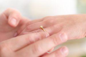 ¿Cómo elegir el anillo de compromiso? - Gastronomía y Moda