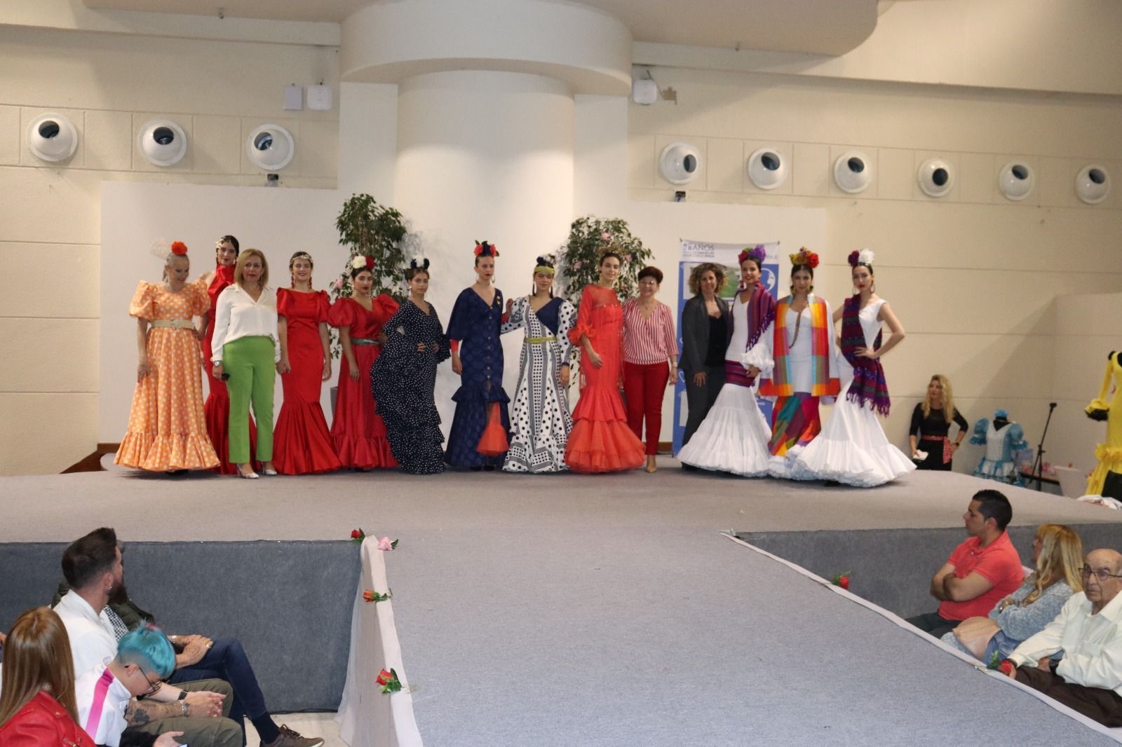Sevilla vuelve a convertir la moda flamenca en un gesto solidario con el desfile de Madre Coraje - Gastronomía y Moda