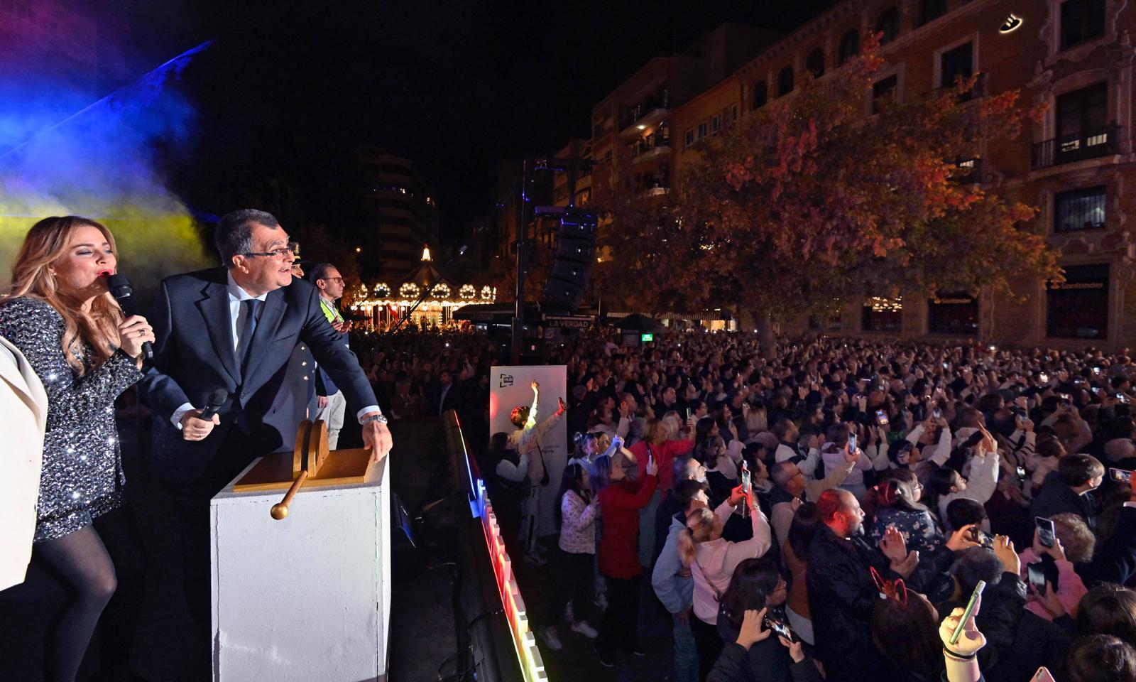 Murcia enciende la Navidad con el corazón por los afectados por la DANA - Gastronomía y Moda