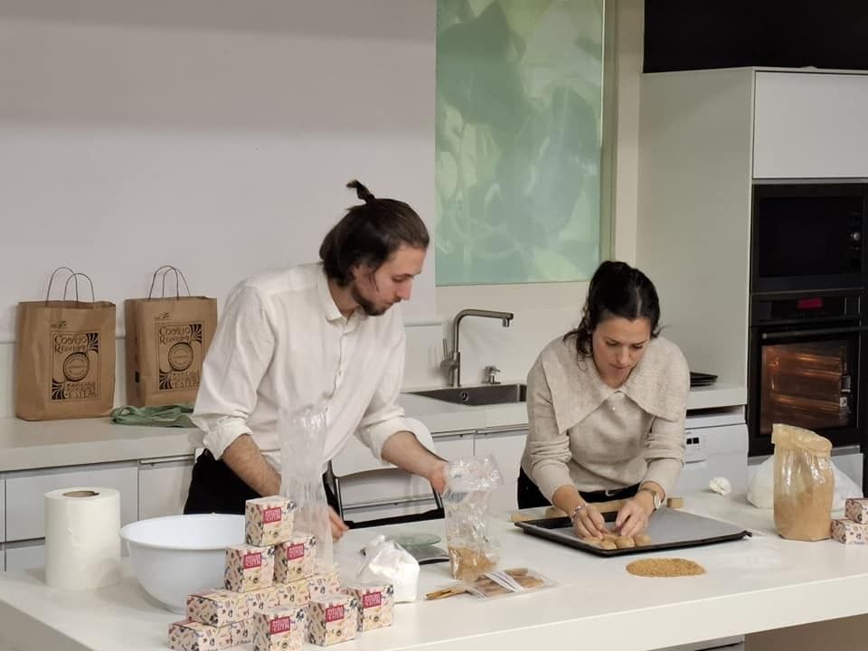 La IGP Mantecados y Polvorones de Estepa acerca su tradición al alumnado de la Escuela Superior de Hostelería de Sevilla - Gastronomía y Moda