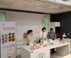 La IGP Mantecados y Polvorones de Estepa acerca su tradición al alumnado de la Escuela Superior de Hostelería de Sevilla - Gastronomía y Moda