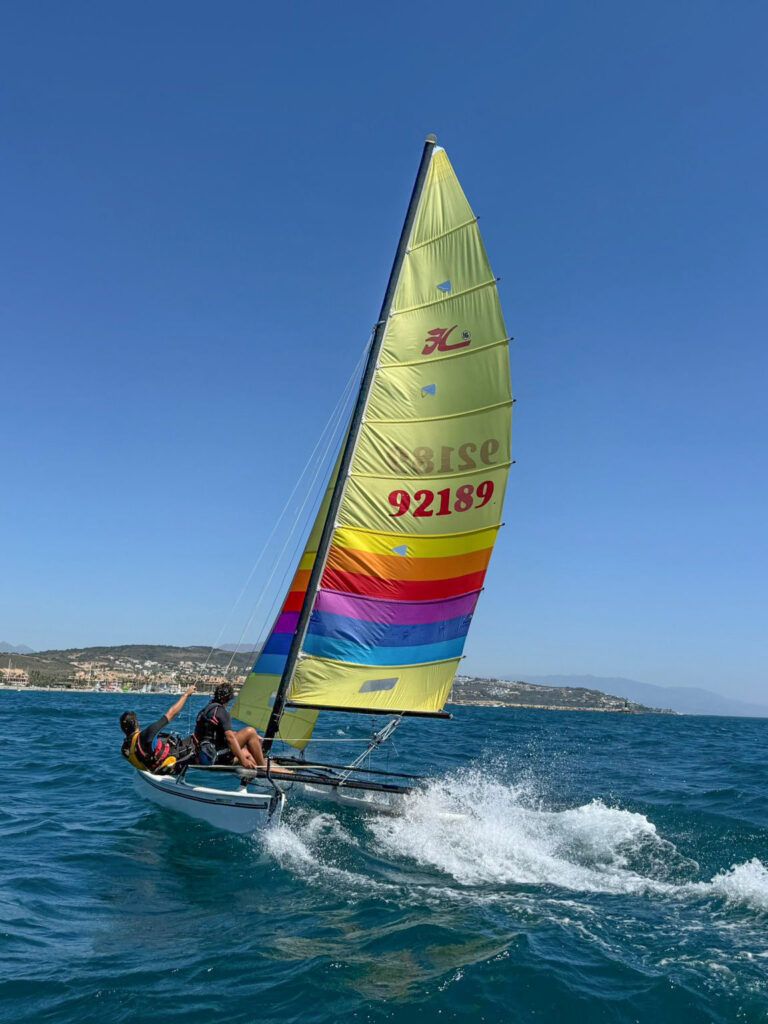 Sotogrande apuesta por la vela durante todo el año con cursos de Optimist, catamarán y wingfoil para todas las edades - Gastronomía y Moda