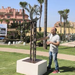 Puerto Sotogrande convierte el arte contemporáneo en parte de su paisaje con las esculturas de José Luis Biedma - Gastronomía y Moda
